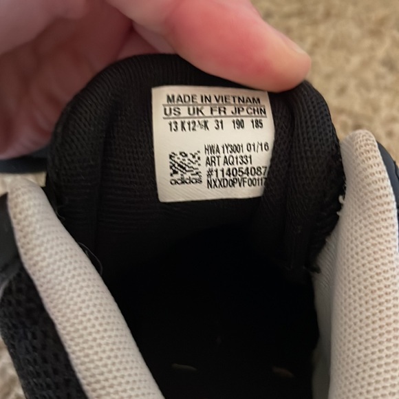 Adidas girls basketball sneakers.  Like new! - Picture 4 of 6